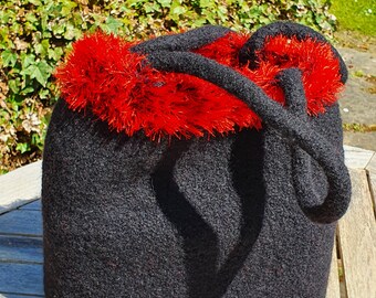 Filtväska med pom-pom-kant