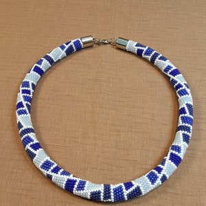 Gehäkelte Schlauchkette, blau/weiß, 47 cm lang Bild 4