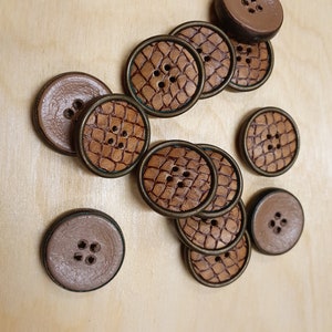 8 boutons ronds à quatre trous, aspect cuir, marron