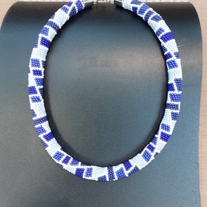 Gehäkelte Schlauchkette, blau/weiß, 47 cm lang Bild 2