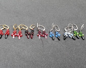 Delicati orecchini realizzati con perle di vetro, in varie combinazioni di colori.