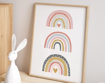 Puede incluir: Un diseño de arte de pared imprimible con tres arcoíris apilados en tonos de rosa, melocotón, azul y gris con acentos dorados y un corazón en el centro de cada arcoíris. El texto "Make this day count" está impreso debajo de los arcoíris.