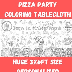K&ouml;nnte beinhalten: Schwarz-wei&szlig;es Maltischtuch mit Pizza-Party-Motiv mit dem Text "Pizza Party Coloring Tablecloth" und "Happy 1st birthday Joseph". Die Tischdecke ist 91 cm x 183 cm gro&szlig;.