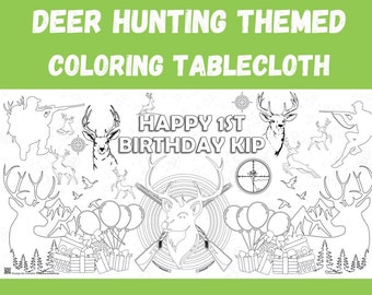 Könnte beinhalten: Eine schwarz-weiße Maltischdecke mit einem Hirschjagd-Motiv. Die Tischdecke enthält einen Hirsch, einen Jäger, ein Ziel und den Text "Happy 1st Birthday Kip". Die Tischdecke ist 91,44 cm x 182,88 cm groß.