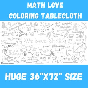 Könnte beinhalten: Eine weiße Tischdecke mit einem schwarz-weißen Kritzeldesign mit mathematischen Gleichungen, Symbolen und dem Satz "We love Math!" Die Tischdecke ist 91,44 cm x 182,88 cm groß.