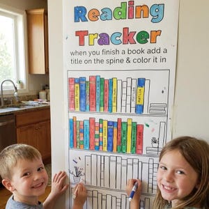 Könnte beinhalten: Ein vertikales Lese-Tracker-Poster aus Papier mit dem Titel Reading Tracker in bunten Buchstaben und der Anweisung when you finish a book add a title on the spine & color it in. Es zeigt handgezeichnete Bücherregale mit ausgemalten Büchern.