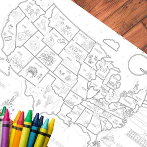 Pode incluir: Um desenho a traço em preto e branco do mapa dos Estados Unidos, com cada estado delineado e rotulado. O mapa foi projetado para colorir, com vários símbolos estaduais ilustrados dentro de cada estado. Um conjunto de lápis de cor está em primeiro plano.