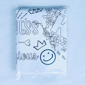 Pode incluir: Uma p&aacute;gina para colorir branca com desenhos de linhas pretas de v&aacute;rios designs, incluindo uma coroa, um cora&ccedil;&atilde;o, um rosto sorridente, flores e as palavras "Happiness" e "Delicious".