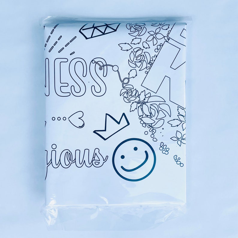 Pode incluir: Uma p&aacute;gina para colorir branca com desenhos de linhas pretas de v&aacute;rios designs, incluindo uma coroa, um cora&ccedil;&atilde;o, um rosto sorridente, flores e as palavras "Happiness" e "Delicious".