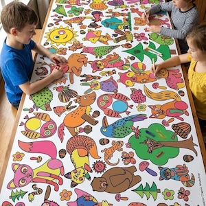 Puede incluir: Un papel blanco grande con ilustraciones de animales coloridos está siendo coloreado por tres niños. Las ilustraciones incluyen un sol, pájaros, zorros y otras criaturas. Los niños están usando marcadores para rellenar los dibujos con varios colores.