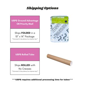 K&ouml;nnte beinhalten: Zwei Versandoptionen f&uuml;r eine Tischdecke. Die erste Option ist USPS Ground Advantage oder Priority Mail, die die Tischdecke gefaltet in einem 25,4 cm x 35,6 cm gro&szlig;en Paket versendet. Die zweite Option ist USPS Rolled Tube, die die Tischdecke gerollt ohne Falten versendet. Die gesch&auml;tzte Lieferzeit f&uuml;r die gefaltete Option betr&auml;gt 3-5 Tage, und die gesch&auml;tzte Lieferzeit f&uuml;r die gerollte Option betr&auml;gt 5-10 Tage. USPS ben&ouml;tigt zus&auml;tzliche Bearbeitungszeit f&uuml;r R&ouml;hren.