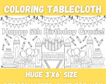 Może przedstawiać: Czarno-biały obrus do kolorowania przedstawiający scenę urodzinową z zamkiem z kredek, balonami, prezentami i tortem. Tekst "Happy 5th Birthday Gracie!" znajduje się na górze obrusu. Obrus ma wymiary 91 cm x 183 cm.