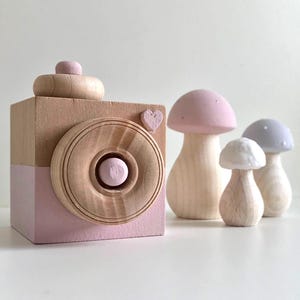 Decoración para la habitación de una niña. Habitación infantil nórdica. Setas de madera y juguete de cámara. Regalo para niña.