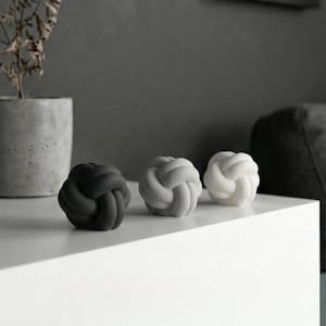 Minimalistisch huisdecor, betonnen slaapkamerdecor, sculptuur knoopbal, plank decoraties woonkamer