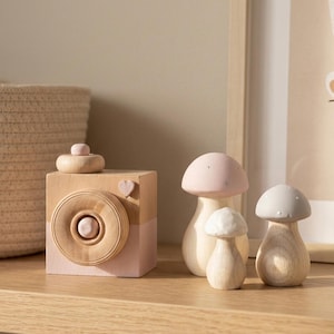 Decoración para habitación de niña. Habitación infantil nórdica. Seta de madera y cámara de juguete. Regalo para niña.