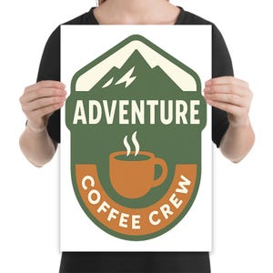 Póster de Adventure Coffee Crew, arte rústico de pared de montaña, regalo para campistas y senderistas, decoración de cabañas al aire libre para amantes del café y la vida en senderos.