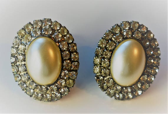 Vintage Faux Pearl And Rhinestone Earrings- Clip … - image 3