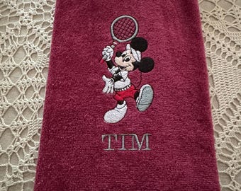 Toalla deportiva de tenis personalizada de Disney Tennis Mickey. Añade nombre, equipo o texto personalizado. Para usar en el vestuario o en la cancha.