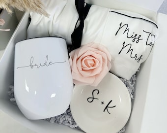 Coffret cadeau fiançailles de la mariée - future Mme pyjama mademoiselle à Mme mariée gobelet à vin initiale bijoux bague plat couples fiancés coffret cadeau félicitations