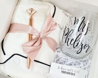 Novia pijamas caja de regalo set copa de vino - esposa pijama camisa de dormir PJ- regalo de compromiso día de la boda personalizado señora copa de vino pluma de diamante