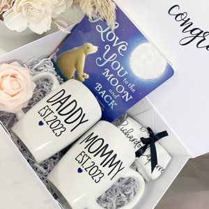 Mommy daddy parents gift box set mom dad mug set gift box for parents to be baby shower gift idea baby announcement pregnancy baby body image 5