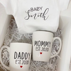 Mommy daddy parents gift box set- mom dad mug set- gift box for parents to be- baby shower gift idea- baby announcement pregnancy baby body