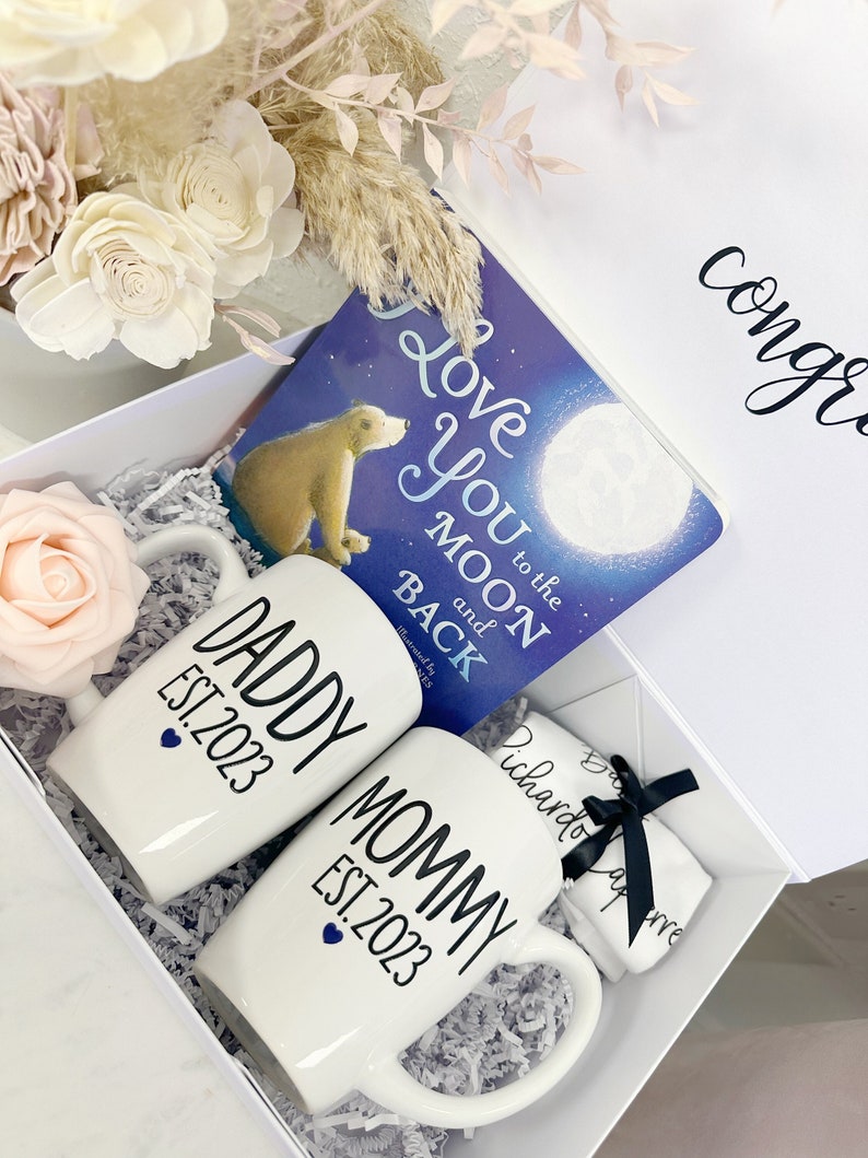 Mommy daddy parents gift box set mom dad mug set gift box for parents to be baby shower gift idea baby announcement pregnancy baby body image 5