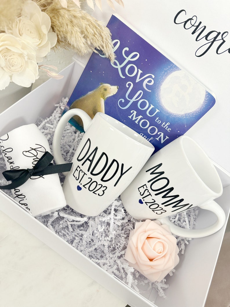 Mommy daddy parents gift box set mom dad mug set gift box for parents to be baby shower gift idea baby announcement pregnancy baby body image 1