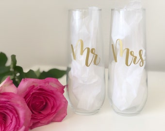 Mr and mrs champagne flutes- mr and mrs champagne glasses- mr and mrs wedding flutes- mr and mrs toasting flutes- gold mr and mrs flutes