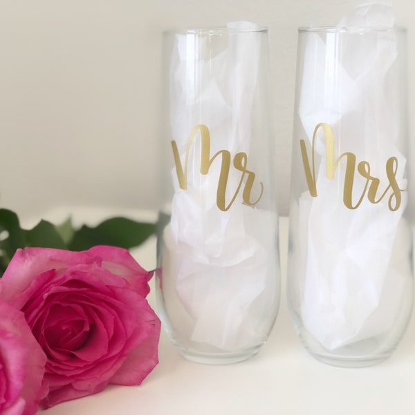 Mr and mrs champagne flutes- mr and mrs champagne glasses- mr and mrs wedding flutes- mr and mrs toasting flutes- gold mr and mrs flutes