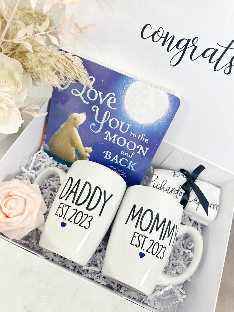 Mommy daddy parents gift box set mom dad mug set gift box for parents to be baby shower gift idea baby announcement pregnancy baby body image 4