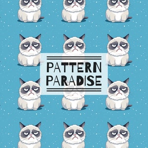 Könnte beinhalten: Ein sich wiederholendes Muster von mürrischen Katzenköpfen auf blauem Hintergrund mit weißen Flecken. Der Text "PATTERN PARADISE" befindet sich in der Mitte des Bildes.