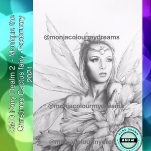 Può includere: Un disegno a matita in bianco e nero di una fata con le ali, che indossa una corona e un abito fluente. Il disegno è intitolato "CMD Fairy Realm 2 - Monique the Christmas Cactus fairy -Faebruary 2021" e include il nome dell'artista sui social media "@monjacolourmydreams".