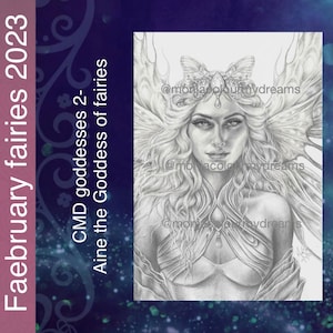 Puede incluir: Un dibujo a lápiz en blanco y negro de un hada con el pelo largo y suelto, que lleva una corona de mariposa y un vestido fluido. El dibujo está titulado "Aine la Diosa de las Hadas" y está firmado por el artista.