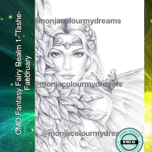 Può includere: Un disegno a matita in bianco e nero di una fata con i capelli lunghi, che indossa una corona e una farfalla sulla spalla. Il disegno è firmato "monjacolourmydreams" e include il testo "HAND DRAWN # NO AI ART WORK BY MONJA GATES".