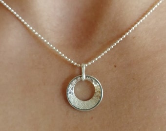 Pendant for women in solid silver - Round 14 mm pierced 8 mm - Delivered with a silver chain - Handmade jewelry in France.