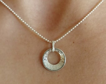 Pendentif pour femme en argent massif - Rond 14 mm percé 8 mm - Livré avec une chaîne en argent - Bijou fait main en France.