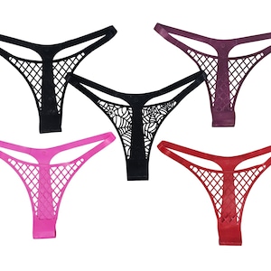 Può includere: Cinque perizomi in vari colori: nero, rosa, rosso e viola. Il perizoma nero ha un design a ragnatela. La biancheria intima presenta un motivo a rete e spalline sottili.