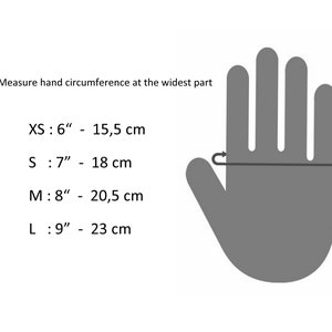 Pu&ograve; includere: Diagramma che mostra come misurare la circonferenza della mano per la misurazione dei guanti. Il diagramma mostra una mano con un metro a nastro attorno alla parte pi&ugrave; larga della mano. Il testo sotto il diagramma mostra la misura del guanto corrispondente in pollici e centimetri: XS: 6" - 15,5 cm, S: 7" - 18 cm, M: 8" - 20,5 cm, L: 9" - 23 cm.