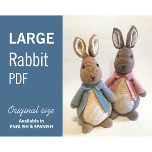 Puede incluir: Dos juguetes de conejo de crochet, uno en marrón con una chaqueta azul y el otro en marrón con una chaqueta rosa. El texto "LARGE Rabbit PDF" y "Original size Available in ENGLISH & SPANISH" está sobre un fondo azul.