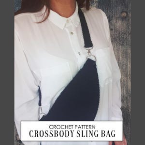Puede incluir: Patr&oacute;n de crochet para una bolsa bandolera negra. La bolsa se lleva sobre el hombro de una persona que lleva una camisa blanca.
