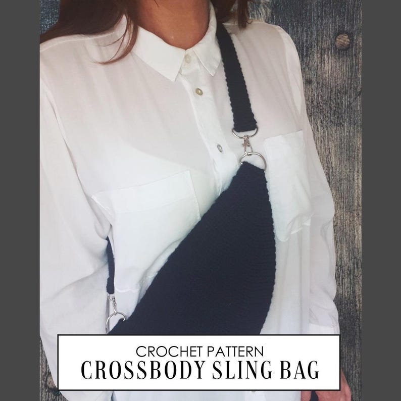Puede incluir: Patr&oacute;n de crochet para una bolsa bandolera negra. La bolsa se lleva sobre el hombro de una persona que lleva una camisa blanca.