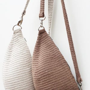 Puede incluir: Dos bolsos de crochet con correas ajustables. Un bolso es beige y el otro es marr&oacute;n.