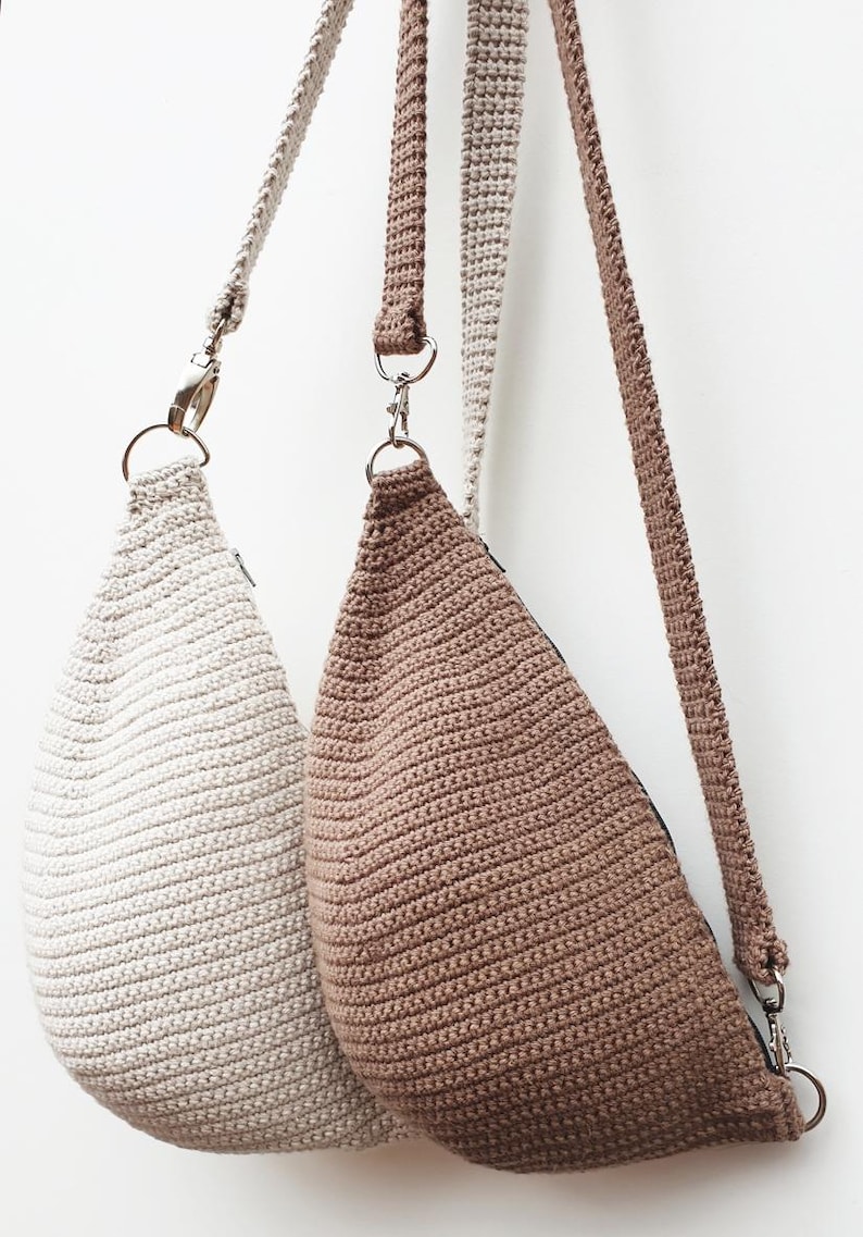 Puede incluir: Dos bolsos de crochet con correas ajustables. Un bolso es beige y el otro es marr&oacute;n.