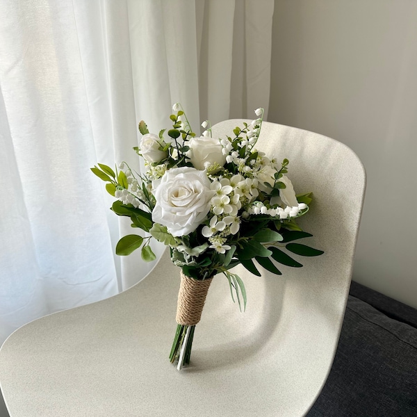 Petit bouquet de mariage de roses blanches 25 cm/Mini bouquet de roses blanches et d'eucalyptus noué à la main/ petit bouquet de verdure classique de petites roses blanches