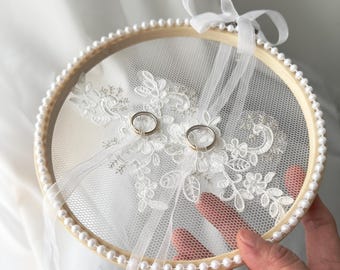 Aro porta anillos de boda personalizado con encaje y perla: una alternativa rústica y elegante