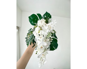 Cascade de roses blanches, orchidées, bouquet de mariage Monstera Artificielle/orchidées blanches et feuilles de palmier Bouquet de mariage d'été tropical moderne