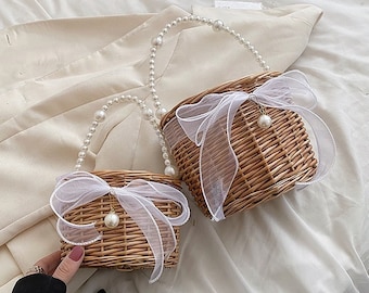 Panier de fille de fleur avec chaîne de perles / panier simple de demoiselle d'honneur / panier tissé à la main / panier de saule panier de mousse panier rustique mariage vintage