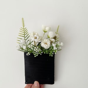 Tasche Boutonnière mit Wildblume, Schleierkraut, Grünpflanzen & Eukalyptus, Wrap mit schwarzem Band / Klassische Hochzeit in Weiß und Salbei