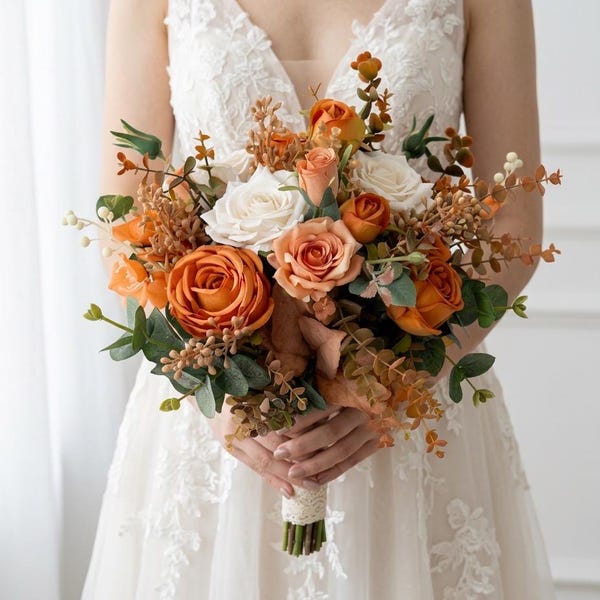 Ramo de novia rústico de rosas naranjas y marfil: Flores artificiales hechas a mano para bodas.